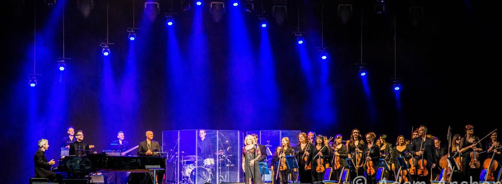 Photograph from Elaine Paige &amp; Philharmoic Orchestra - lighting design by Archer