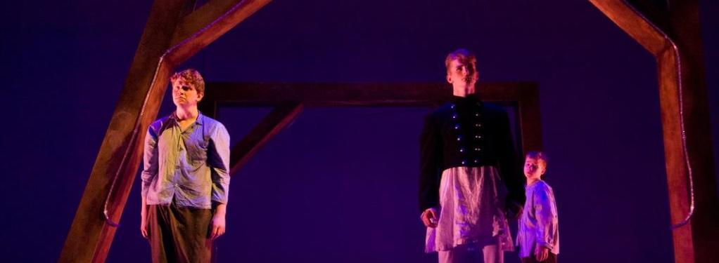 Photograph from Gulliver&#039;s Travels - lighting design by James McFetridge