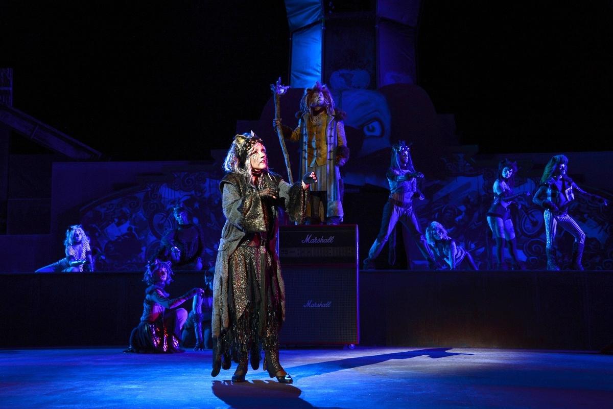 Photograph from Cats - lighting design by Andrea Moser