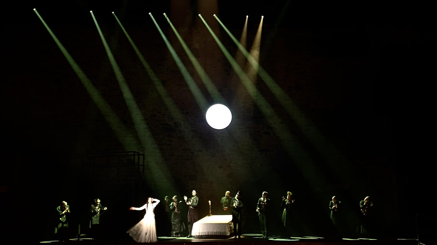 Photograph from Roméo et Juliette - lighting design by Charlie Morgan Jones